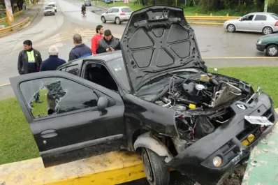 Siete accidentes impactantes en la rotonda de Camino del Perú y Perón