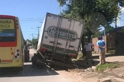 Un bache se tragó un camión en el barrio Soeme