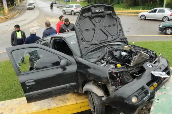 Siete accidentes impactantes en la rotonda de Camino del Perú y Perón
