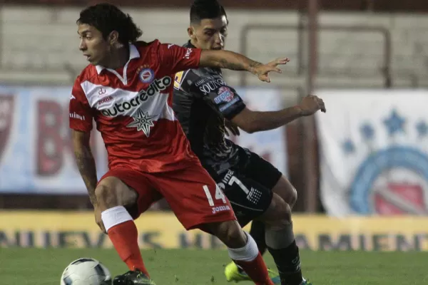 Huracán empató y sigue segundo