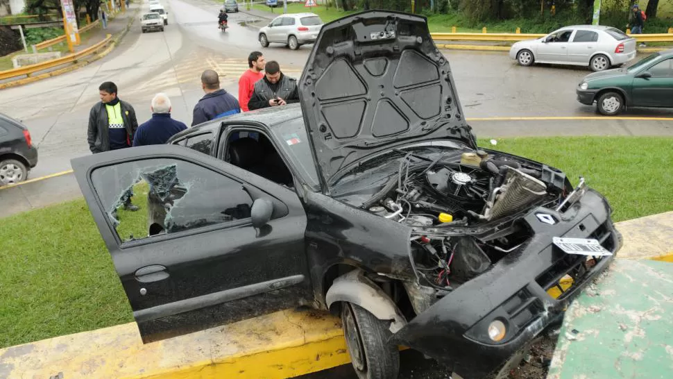 SOBRE EL HORMIGÓN. El conductor de un Renault Clio negro se habría dormido al volante el 25 de mayo de 2015. ARCHIVO LA GACETA