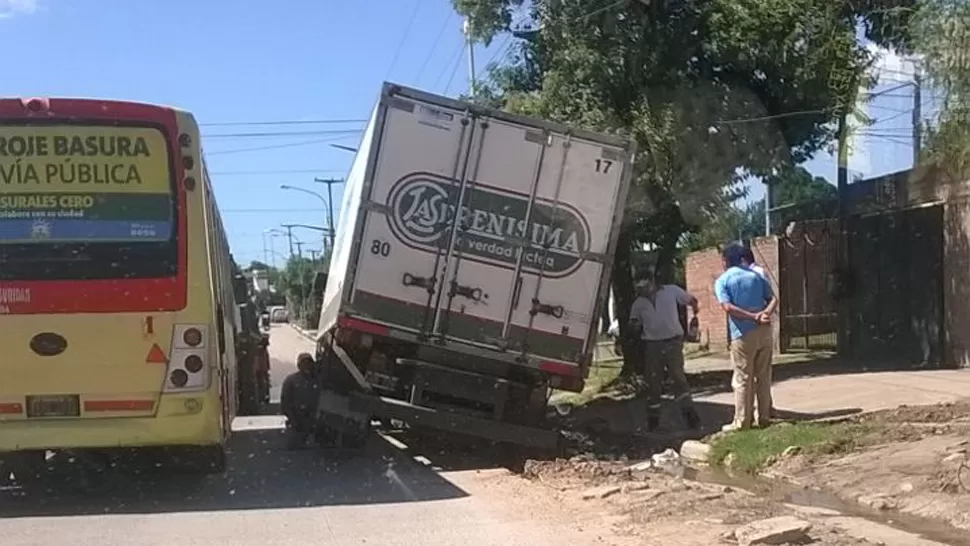 Un bache se tragó un camión en el barrio Soeme