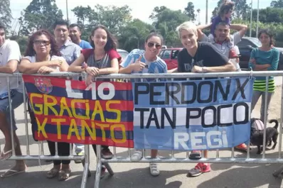 La especial bandera con la que los cordobeses recibieron a Messi