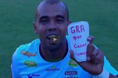 Hizo un gol y lo celebró proponiéndole casamiento a su novia