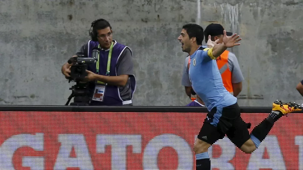 UN PISTOLERO. El regreso de Suárez le permitió sumar a los uruguayos ante Brasil. ARCHIVO