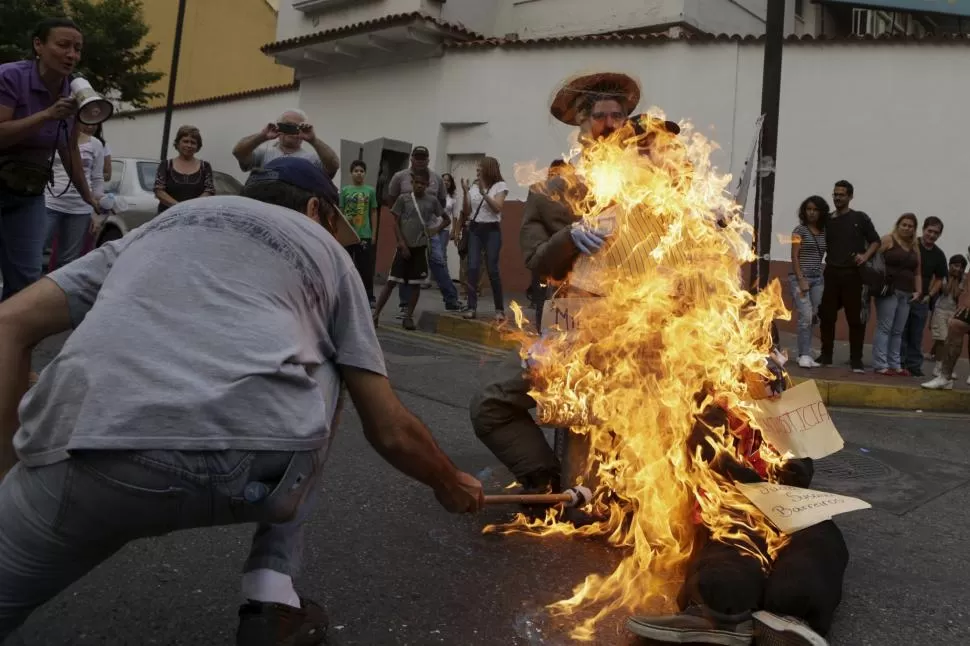 PASCUAS. Los venezolanos quemaron muñecos que representan a Maduro durante la “Combustión del Judas”. reuters