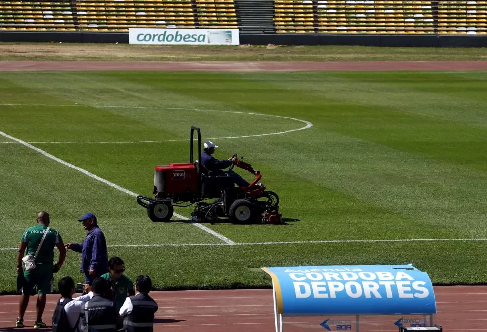 MEJORÓ. El estado del campo del Kempes todavía tiene sector que no están en condiciones, pero mejoró bastante. Reuters