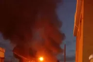 Las fotos del incendio del galpón en el que trabajan cuatro dotaciones de bomberos
