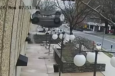 Video: quiso estacionar su auto de lujo y cayó de un cuarto piso