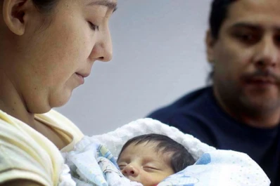 Una cirugía sin precedentes en el sector público salvó a una mamá y su bebé