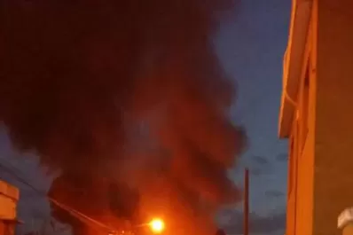 Las fotos del incendio del galpón en el que trabajan cuatro dotaciones de bomberos
