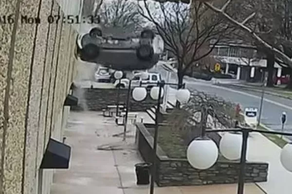 Video: quiso estacionar su auto de lujo y cayó de un cuarto piso