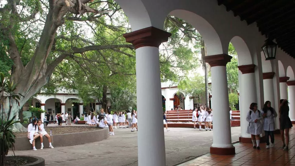 SÍMBOLOS. El San Antonio y las galerías coloniales, emblemas de la Escuela Sarmiento. FOTO ARCHIVO