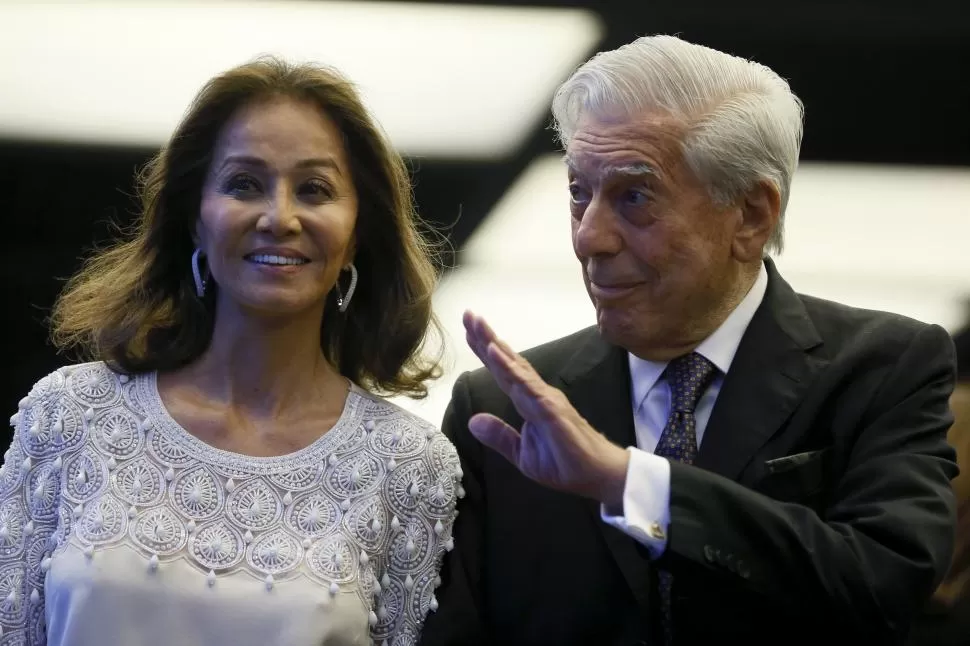 CON NUEVO AMOR.  Vargas Llosa festeja en Madrid sus 80 años, acompañado por Isabel Preysler. Telam 