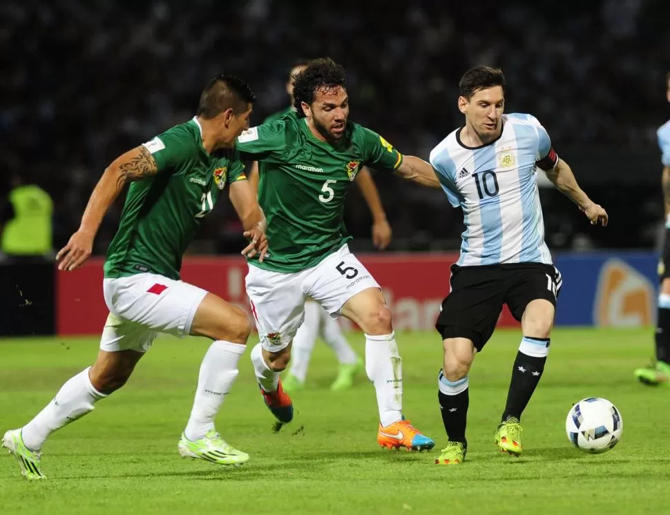 NO LO PUDIERON PARAR. Durante casi todo el partido, los jugadores bolivianos sufrieron los embates de un Messi que jugó a una velocidad diferente a la de sus rivales. telam