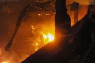 Las fotos más impactantes del incendio del depósito de colchones