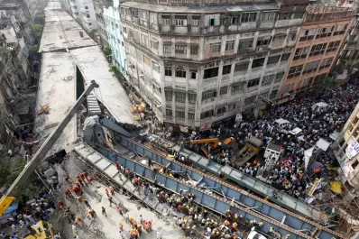 Registraron el momento exacto de la caída del puente en Calcuta