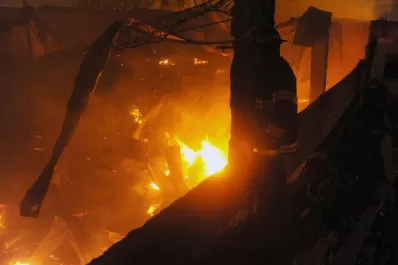 Las fotos más impactantes del incendio del depósito de colchones