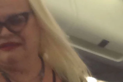 ¿Es ella?: Silvia Süller, irreconocible en el avión