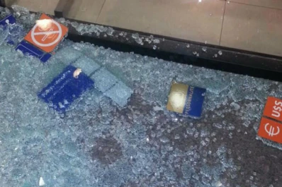 Video: el cajero le retuvo la tarjeta, destrozó el banco y quedó imputado