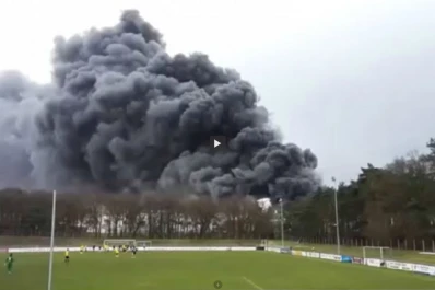 Video: a pocos metros se incendiaba una fábrica, pero siguieron el partido como si nada