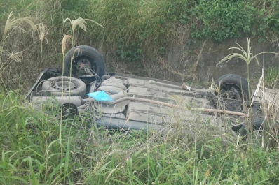 Un auto volcó en la entrada de Tafí Viejo