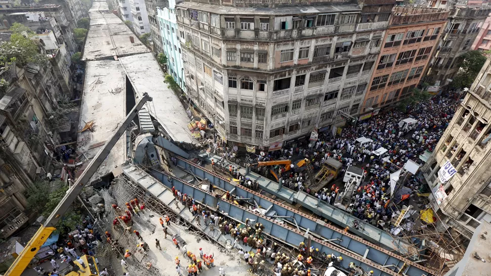 DESASTRE. Más de 70 personas quedaron atrapadas debajo de la esctructura colapsada. REUTERS