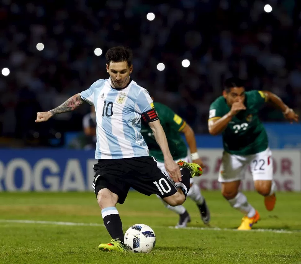SI LLEGA A PASAR... Con Messi en cancha Argentina tiene un plus de fútbol, pero Martino busca que el equipo ayude al 10. Reuters
