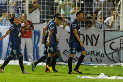 Atlético lo ganó sobre la hora y es nuevo líder