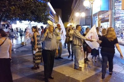 Ruidosa protesta en el centro del gremio de empleados de comercio