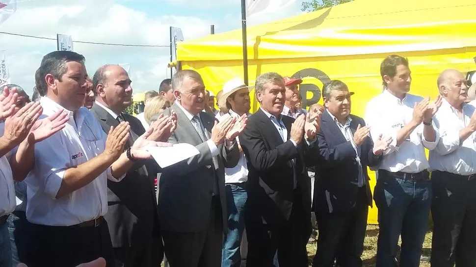 SEMISONRISAS Y GESTOS FRÍOS. Durante el acto, Manzur mantuvo la vista clavada al frente; Jaldo, en cambio, hizo comentarios a Cano y Alfaro. la gaceta / foto de gabriela baigorri