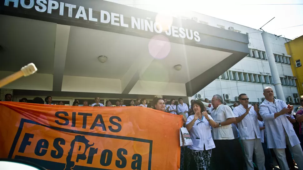 HOSPITAL DE NIÑOS. Los trabajadores nucleados en Sitas se manifestaron en el hospital. LA GACETA / JORGE OLMOS SGROSSO