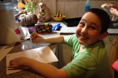 Oren encontró su pasión entre los dibujos y los animales