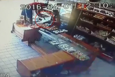 Sacó un arma y se llevó la caja registradora de una panadería