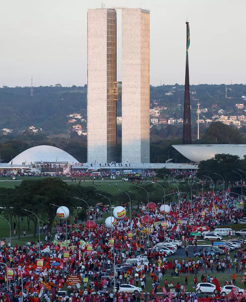 EN TODO EL PAÍS. Miles de personas mancharon en apoyo de Dilma. reuters