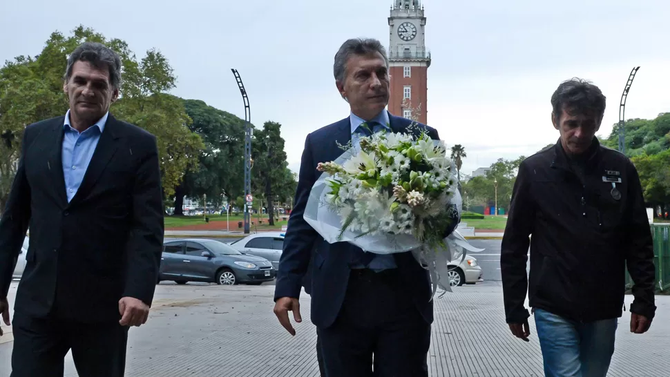 HOMENAJE. Macri entregó una ofrenda floral en el Cenotafio ubicado en la plaza del barrio porteño de Retiro. DYN