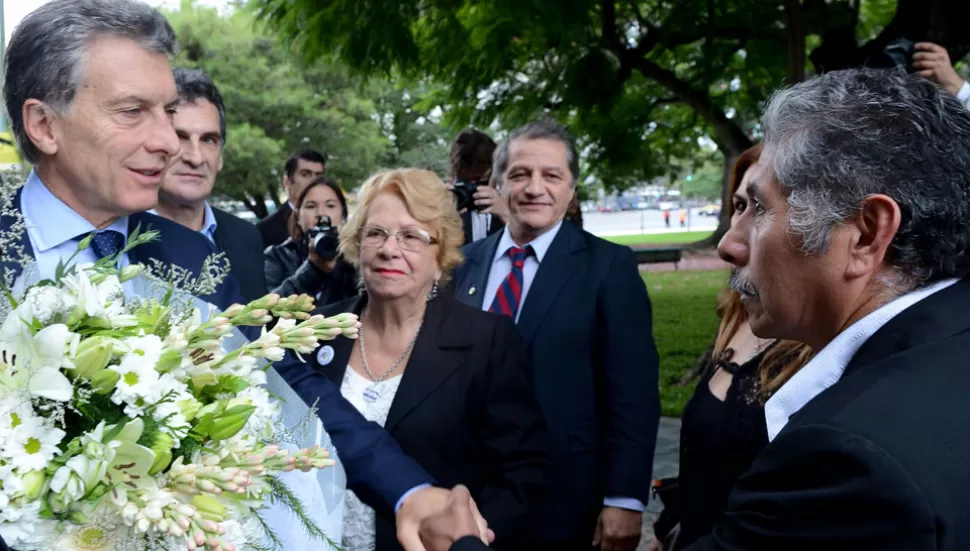 ACTO OFICIAL. El presidente Macri saluda a un ex combatiente de Malvinas. DYN