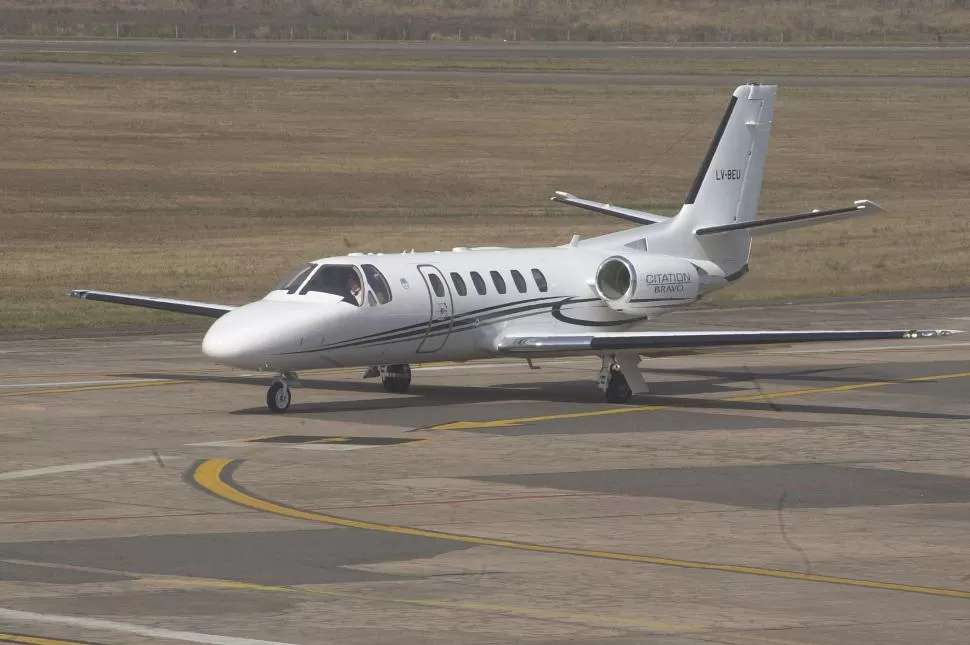 2006. La foto muestra al jet estatal emprendiendo su primer viaje sanitario. la gaceta / foto de archivo