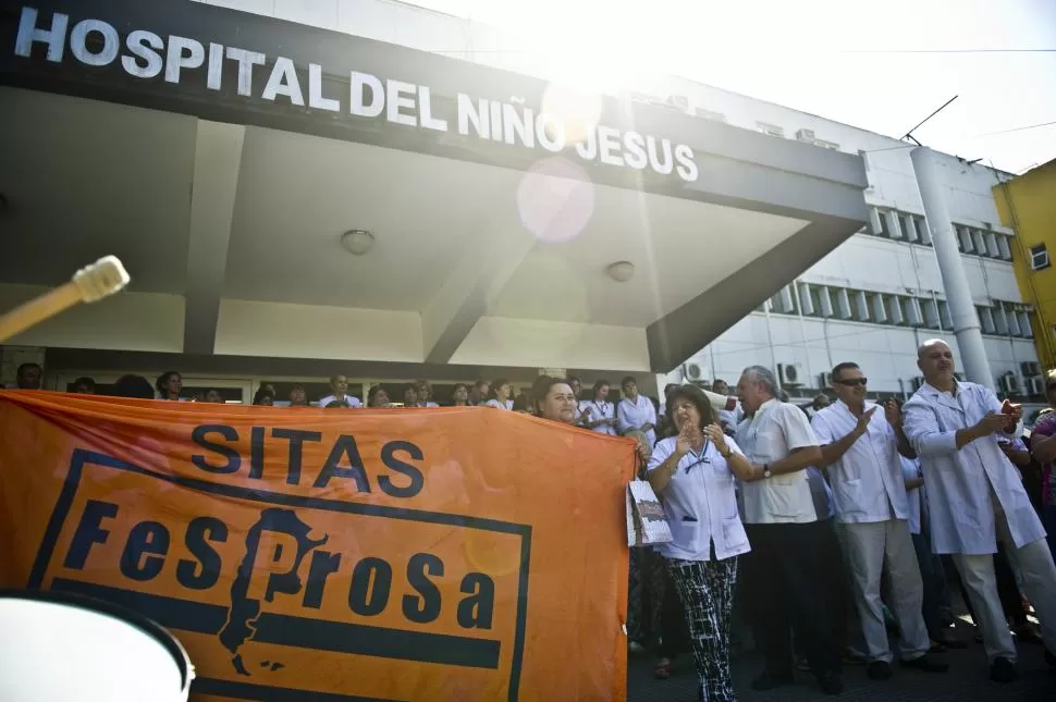 MOVILIZACIÓN. Trabajadores de la salud nucleados en Sitas protestaron sobre el ingreso del Hospital de Niños. la gaceta / foto de jorge olmos sgrosso