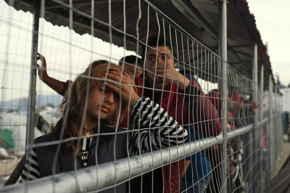 GRECIA. En Idomeni, los refugiados aguardan en la frontera para pasar. reuters
