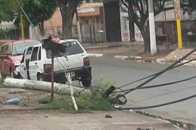 Un taxi tiró un poste de luz en Alderetes