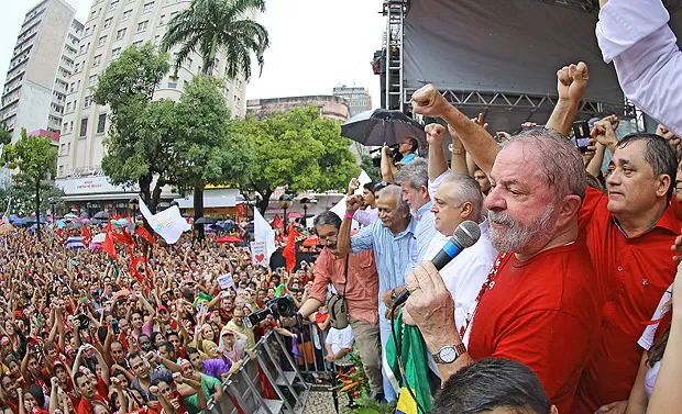 EN FORTALEZA. Lula habló de “golpismo” ante miles de seguidores. folha.uol.com.br