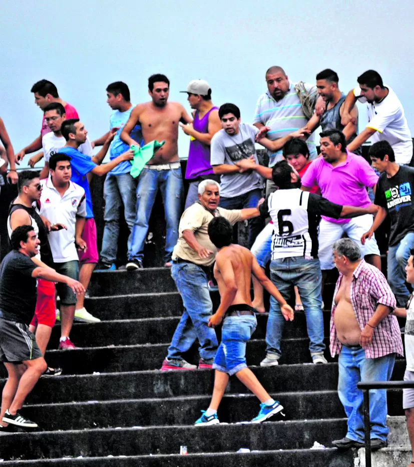 DESCONTROLADOS. Los hinchas de Central Norte se agredieron entre sí. la gaceta / foto de Inés Quinteros Orio