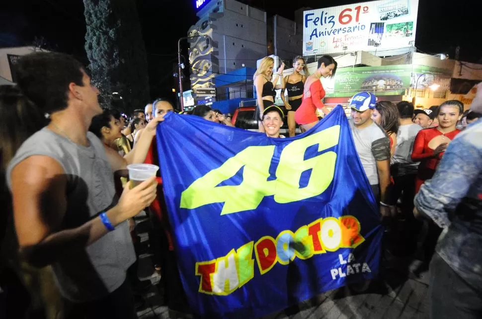 PRESENTE. La bandera de Valentino Rossi acompañó la coreografía de las promotoras que bailaron arriba de una camioneta.  