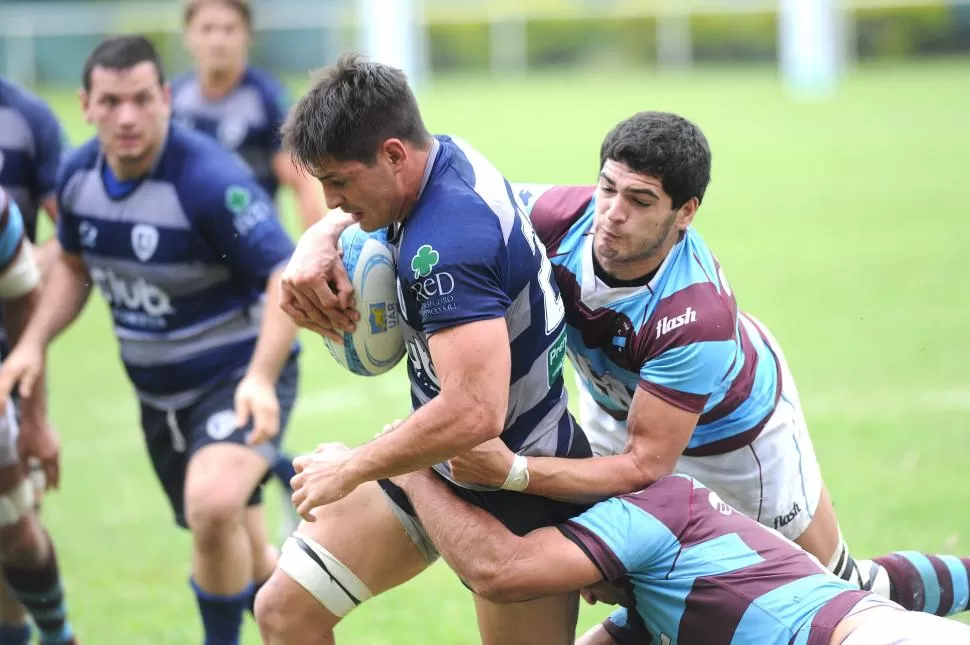 IMPRIMIÓ POTENCIA. Nicolás Sbrocco ingresó en el complemento y le dio otro vértigo al juego de la “U”. A pesar de marcar un try, no alcanzó para dar vuelta el match. la gaceta / foto de héctor peralta