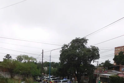 La Policía los perseguía, chocaron y se metieron en un edificio de la zona