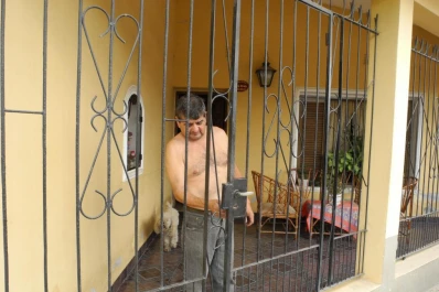 Encapuchados entraron a robar a su casa