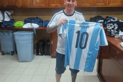 Messi hizo enviar dos camisetas para las hijas de Obama