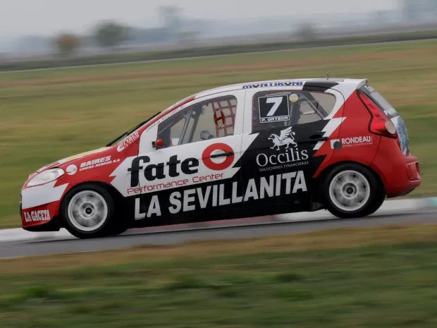 NO SE MANTUVO. El Palio del FP Racing piloteado por Ortega empezó en la punta y terminó relegado. Para la próxima competencia se le realizará un repaso general. pablo ortega twitter