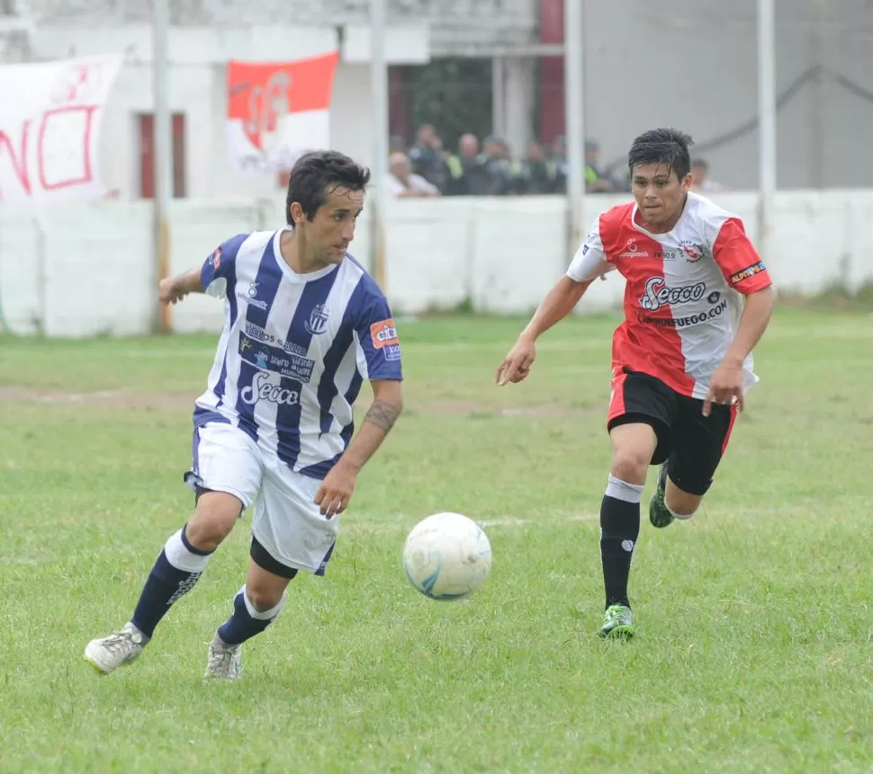 NO GRAVITÓ. Martínez, de Brown, trata de llevarse la pelota ante González.  la gaceta / fotos de héctor peralta 